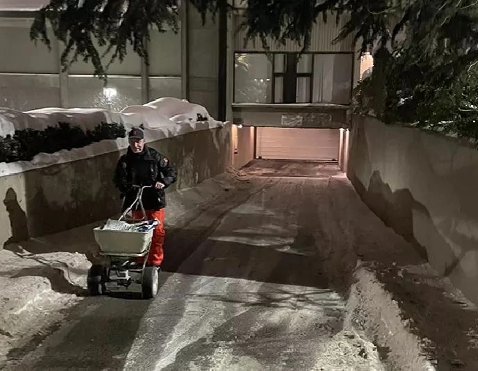 De-icing a walkway